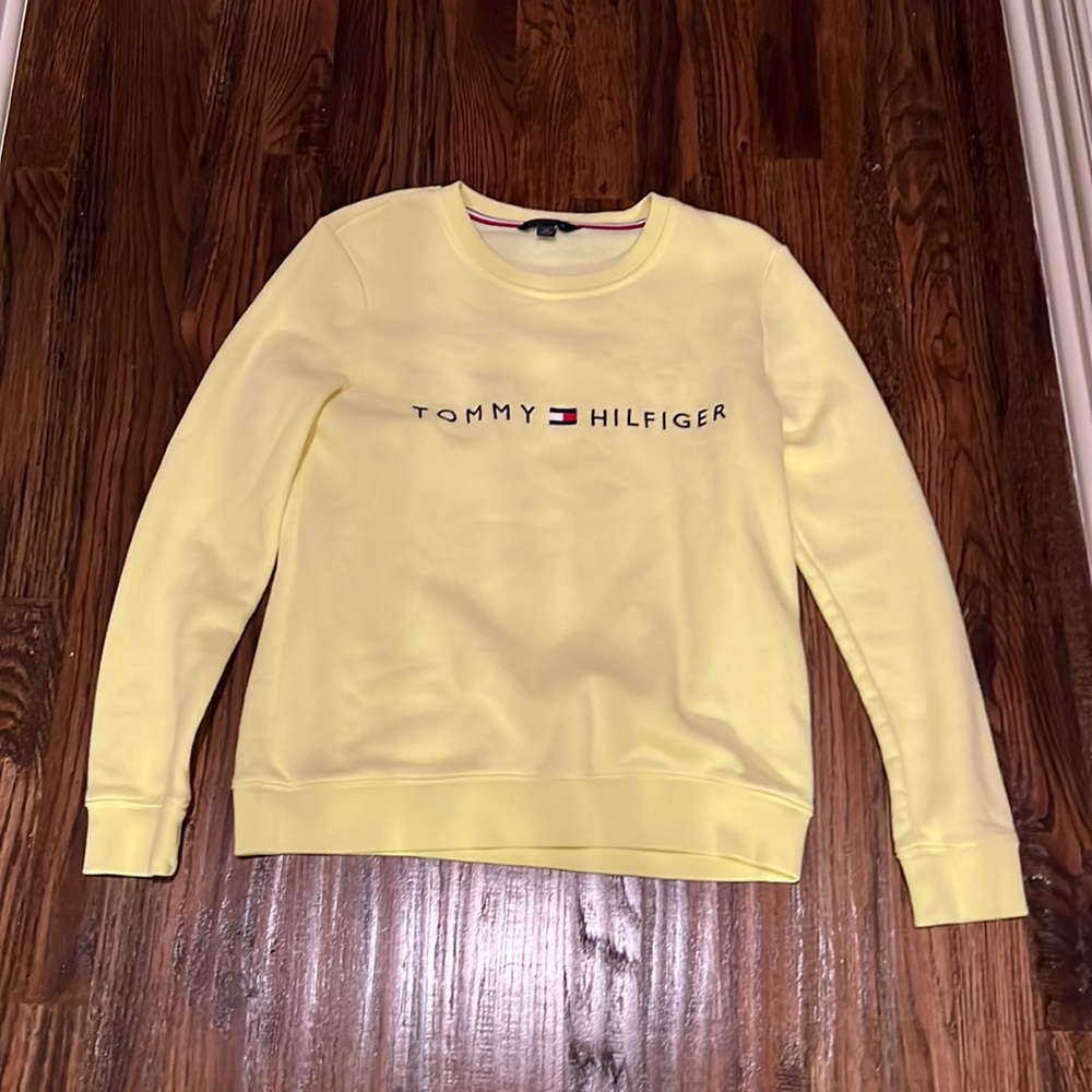 Yellow Tommy Hilfiger crewneck (barley worn)